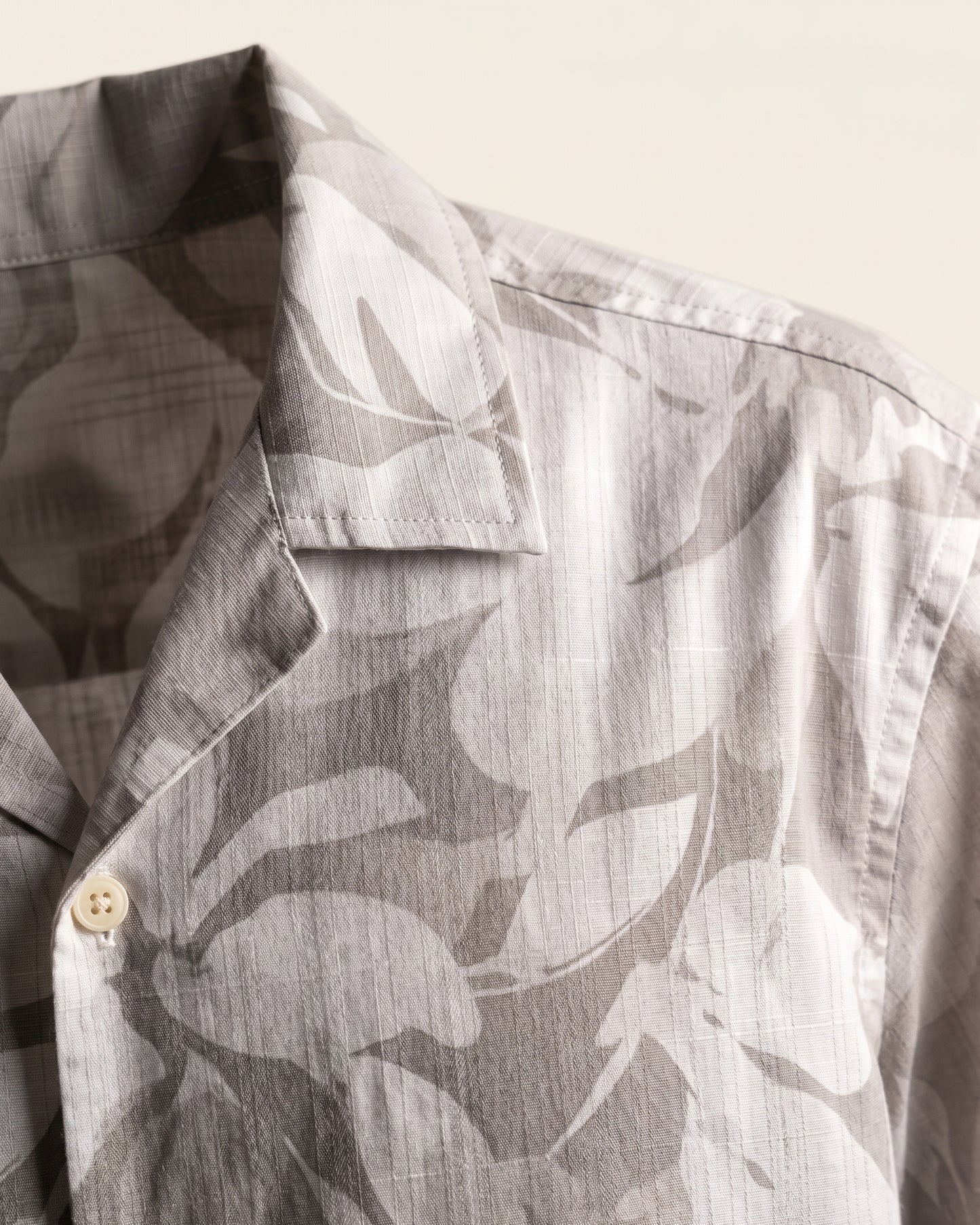 PASTEL GRAY STATIC DRIP LEAVES SHIRT